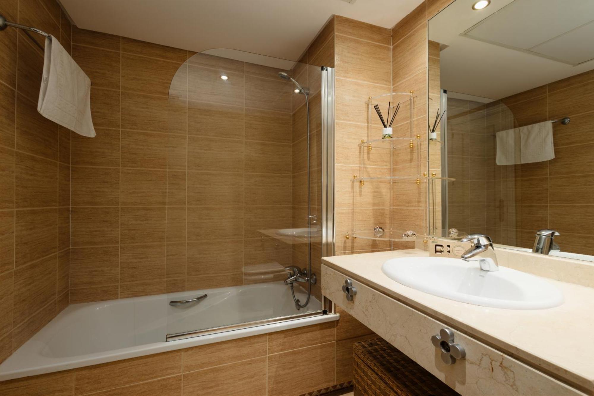 Ground Floor Holiday Apartment With Terrace And Pool In Puerto Banus, Marbella Ngoại thất bức ảnh