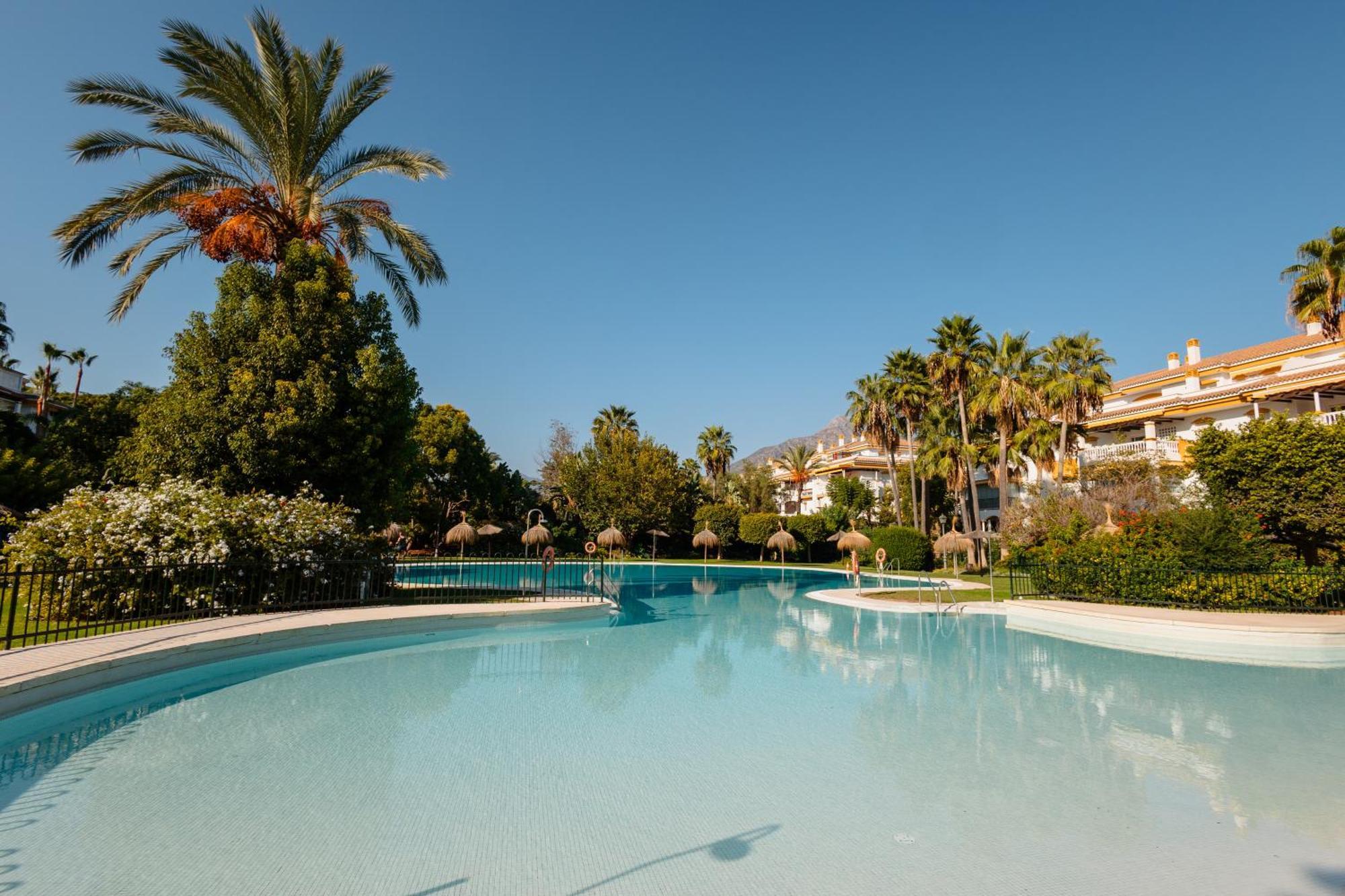 Ground Floor Holiday Apartment With Terrace And Pool In Puerto Banus, Marbella Ngoại thất bức ảnh